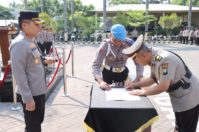 Kapolres Pimpin Serah Terima Jabatan Kabag Perencanaan dan Kasat Samapta Polres Nganjuk