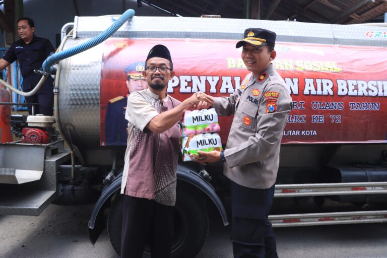 HUT Humas Polri Ke 72,Polres Blitar Kota Gelar Baksos Air Bersih di Ngegong Sananwetan