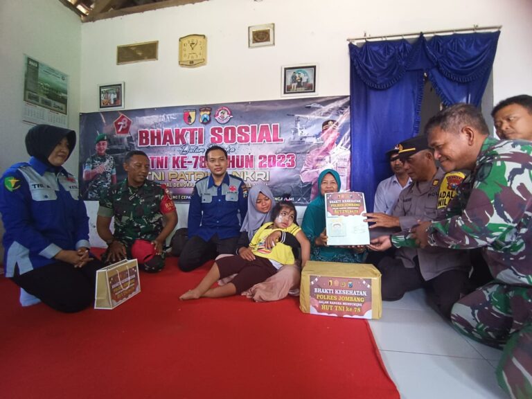 HUT TNI ke 78, Bhabinkamtibmas dan Babinsa Bantu Pengobatan Penderita Cerebral Palsy di Jombang