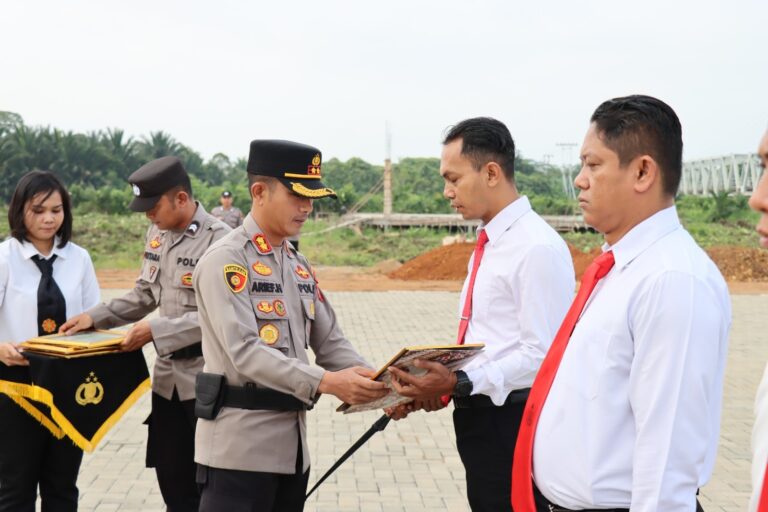 Kapolres Kubu Raya Berikan Penghargaan Kepada 12 Personil Berprestasi dan Ini Pesannya