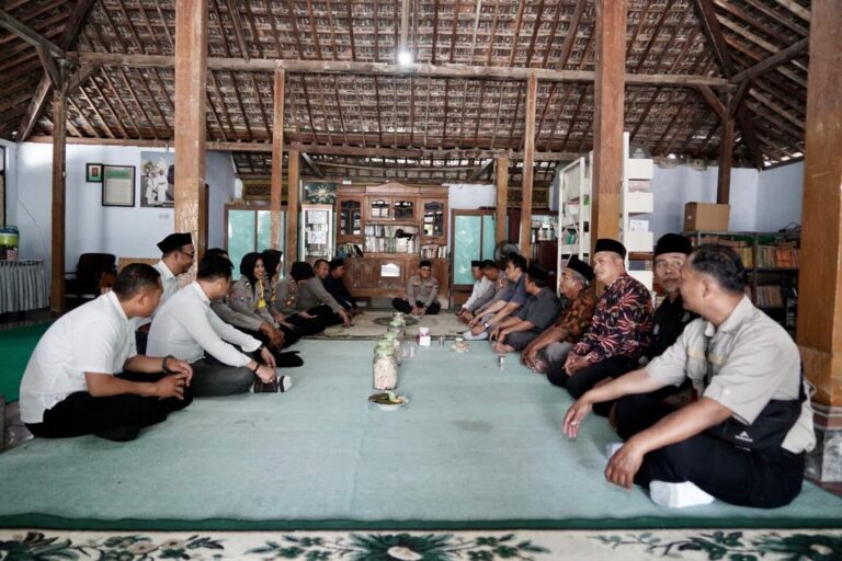 Sampaikan Pesan Pemilu Damai Kapolres Ponorogo Kunjungi Sejumlah Ponpes