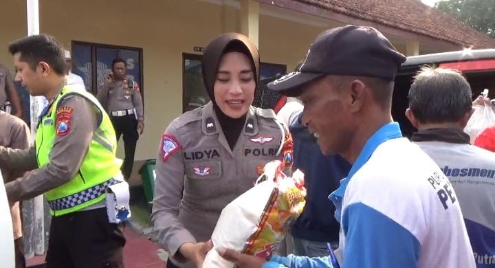 Polres Bondowoso Berbagi 1000 Paket Sembako dari Kapolda Jatim untuk Kaum Dhuafa