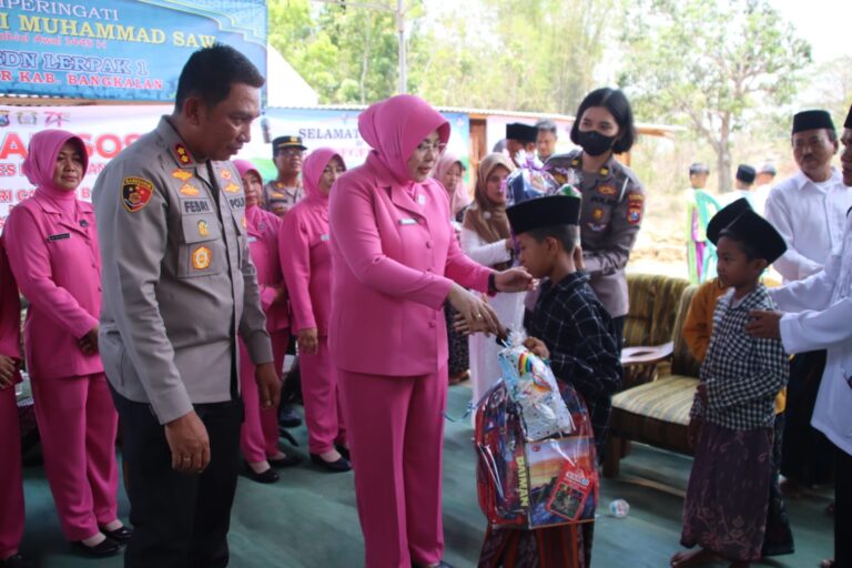 Peduli Pendidikan, Polres Bangkalan Beri Bantuan Alat Tulis Untuk Pelajar SDN 1 Lerpak 