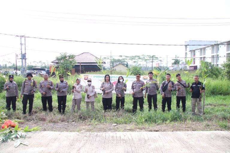 HUT Ke-72 Humas Polri, Polda Kalbar Hijaukan Lahan Gersang Dengan Tanam Pohon