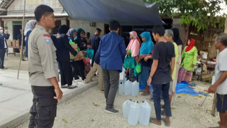 Peringati Sumpah Pemuda, Polsek Jatikalen dan STKIP PGRI Nganjuk Lakukan Aksi Sosial Bantu Air Minum dan Sembako untuk 23 KK Dukuh Kedungringin