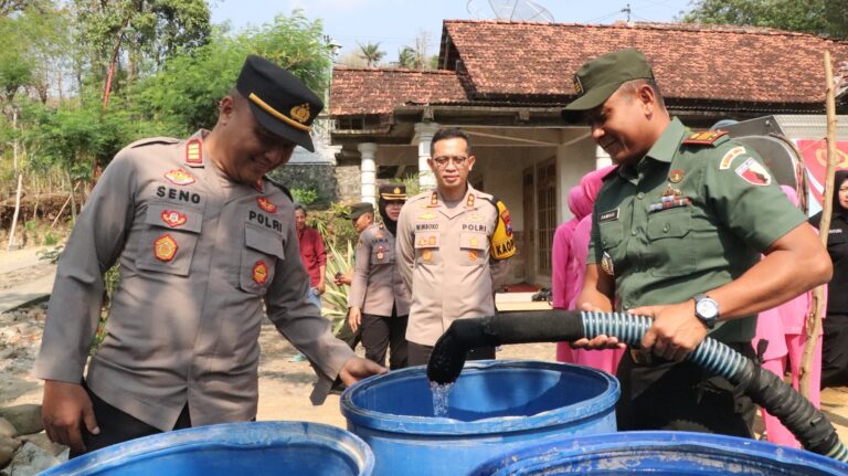 Polres Ponorogo Bersama Bhayangkari Kembali Droping Air Bersih Untuk Warga Terdampak Kemarau Panjang