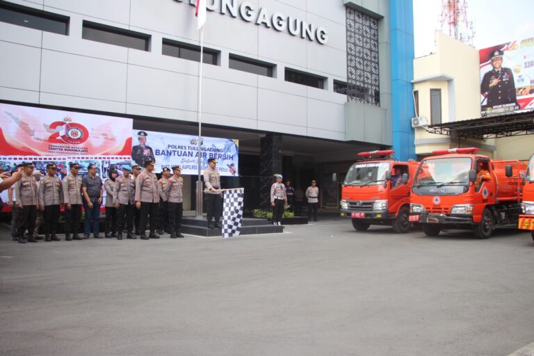 Polisi Salurkan Bantuan Air Bersih ke Tiga Kecamatan di Tulungagung