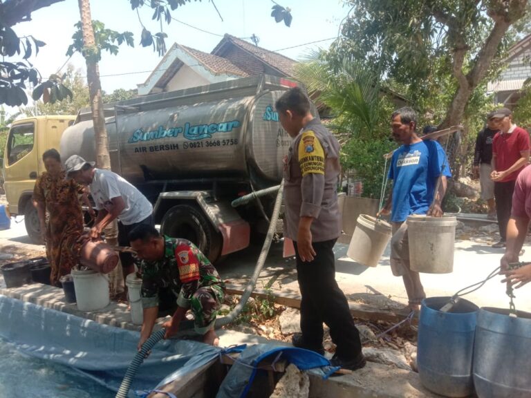 Polres Lamongan Kembali Droping Air Bersih Untuk Warga di 4 Kecamatan 