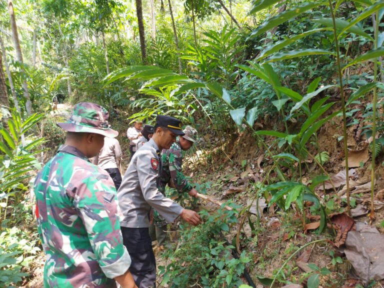 Sinergitas TNI-Polri dan Warga Pasang Selang, Perlancar Pemenuhan Kebutuhan Air Bersih