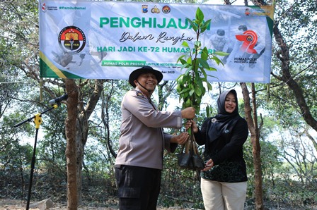 HUT Humas Polri Ke-72, Bidhumas Polda Jatim dan Jajaran Tanam Ribuan Bibit Mangrove Minimalisir Abrasi