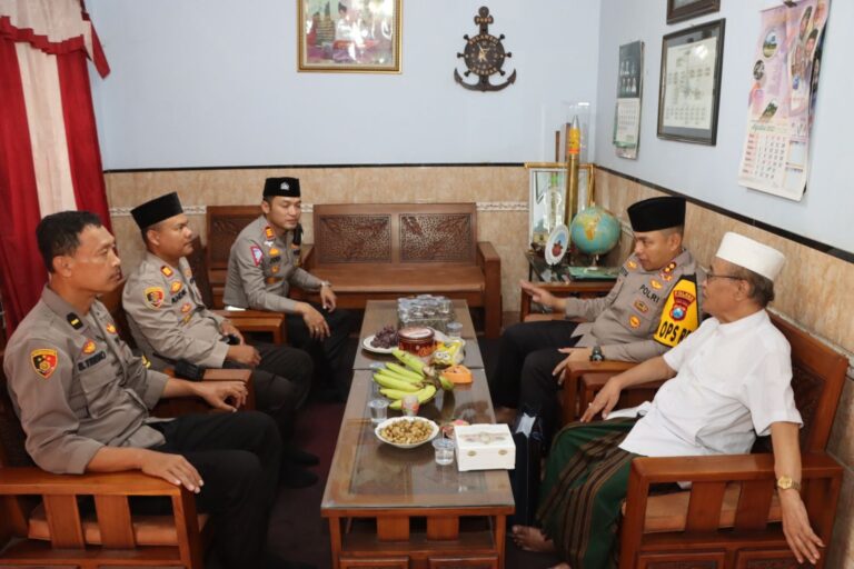 Sinergitas Wujudkan Pemilu Damai Kapolres Tulungagung Silaturahmi ke Ketua MUI