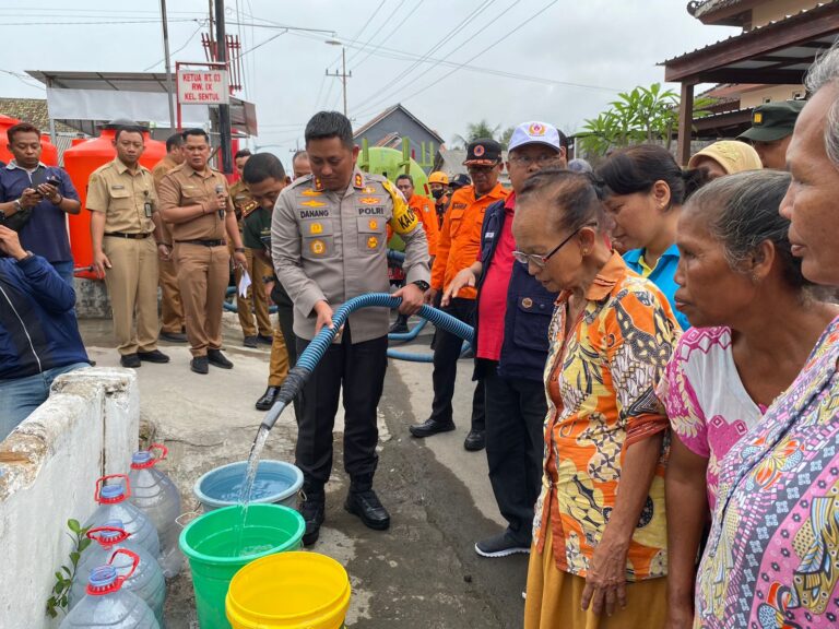 Bersama Forkopimda, Kapolres Blitar Kota Dropping Air Bersih ke Wilayah Kekeringan.