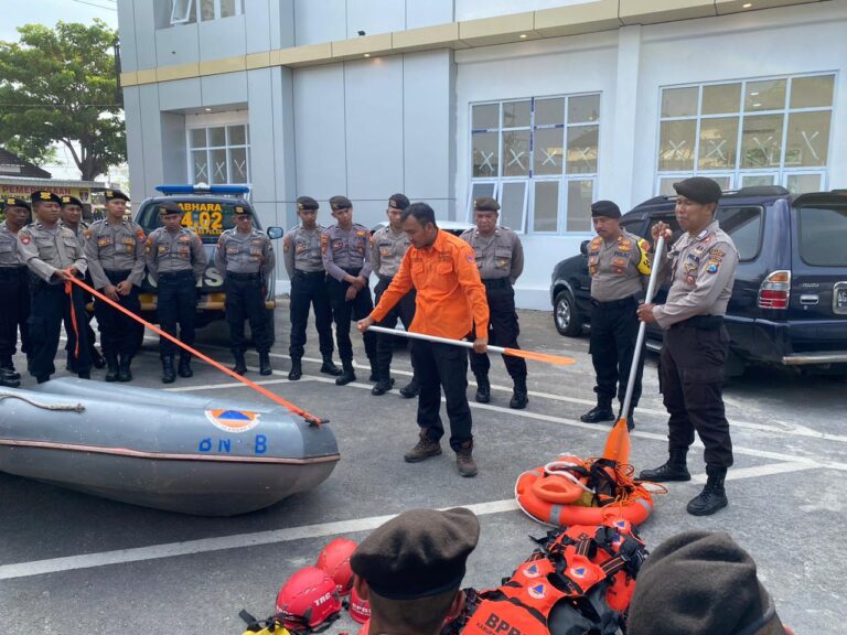 Program Polisi Belajar Polres Nganjuk Latih Keahlian SAR Air Terbatas untuk Tingkatkan Kemampuan Personel