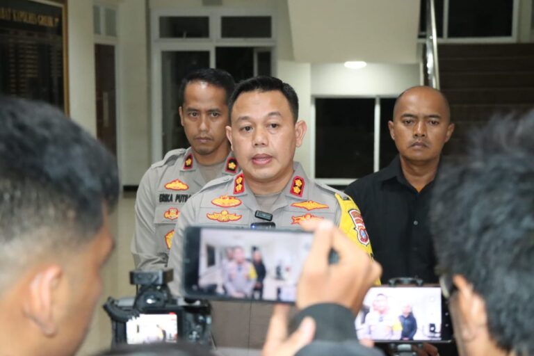 Penjelasan Kapolres Gresik Terkait Kericuhan Suporter di Stadion Gelora Joko Samudro