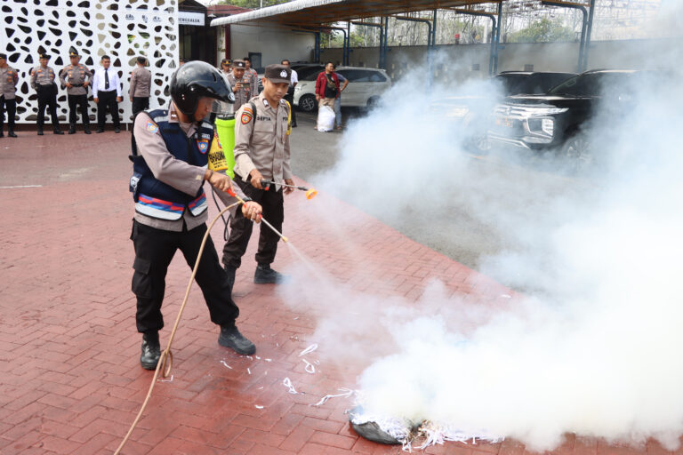 Di Trenggalek Polisi Inovatif Padamkan Karhutla pada Ketinggian Pakai Alat Damkar Mini Pakai Motor