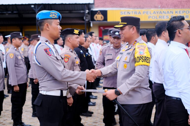 Penghargaan diberikan kepada personel polri sebagai apresiasi atas dedikasi yang tinggi dalam melaksanakan tugas.