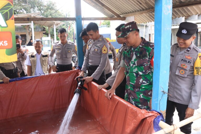 Gunakan Water Cannon, Polres Blitar Kota distribusi bantuan air bersih ke wilayah kekeringan