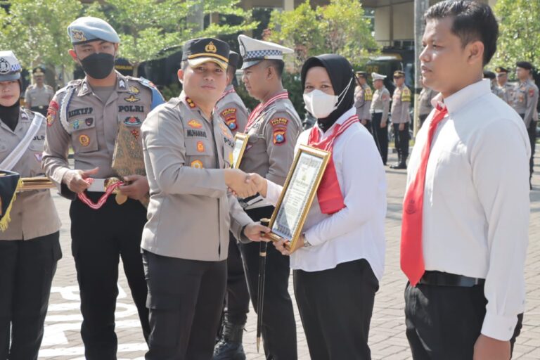 Kapolres Nganjuk Beri Penghargaan Anggota Berprestasi Tingkat Polda Jatim