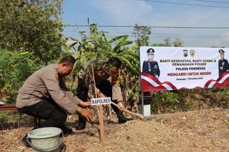 Peduli Lingkungan Polres Ponorogo Tanam Ratusan Bibit Pohon di Slahung