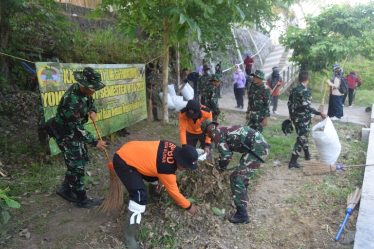 Sambut Musim Penghujan, Yonif 511/DY Bersama Masyarakat dan Siswa Siswi Sekolah Bersihkan Sungai Karplos