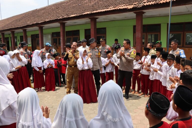 Kunjungi SDN 1 Bareng, Kapolres Ponorogo Berikan Edukasi Larangan Bullying