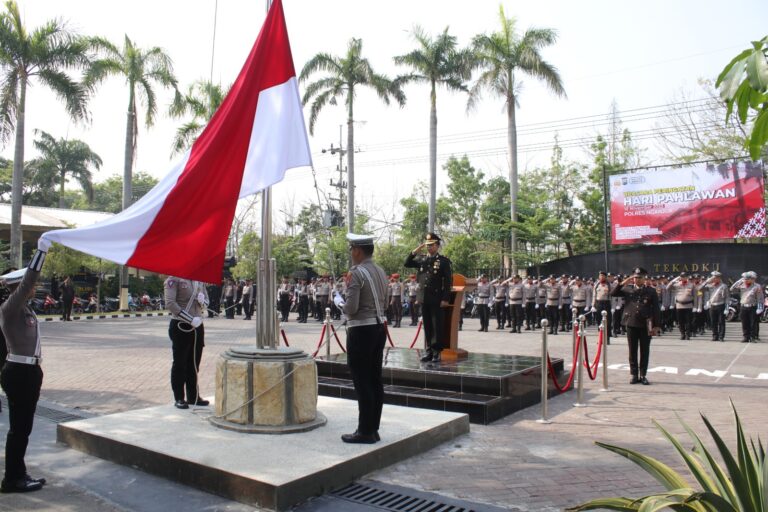 Polres Nganjuk Gelar Upacara Bendera Peringati Semangat Juang Pahlawan 10 November 2023