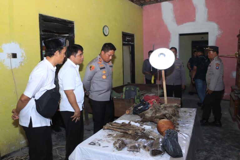 Polres Blitar Kota Datangi TKP penemuan Kerangka Tulang Manusia Yang Terkubur di Kamar Rumah Desa Bacem