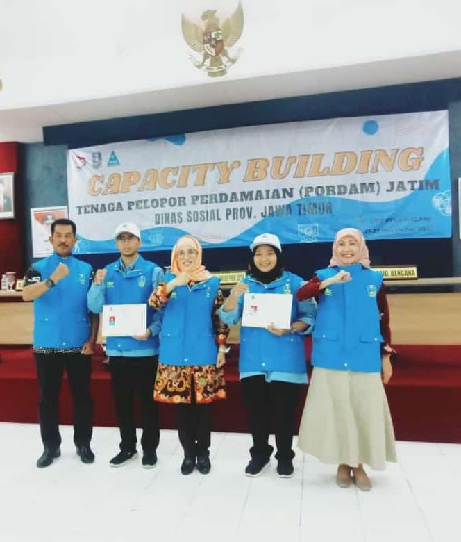 TANDAI PENUTUPAN CAPACITY BUILDING SESION I, KADINSOS JATIM SERAHKAN SERTIFIKAT PORDAM