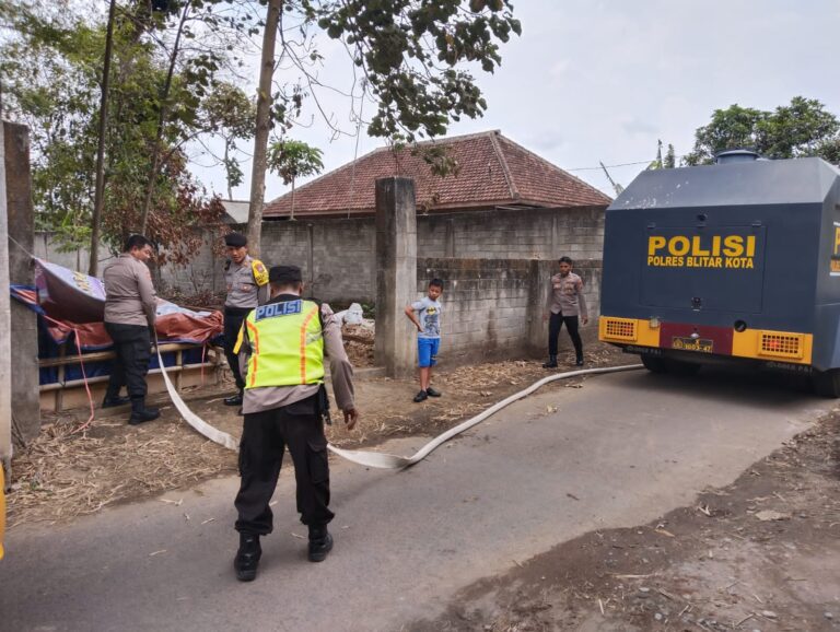 Polres Blitar Kota Manfaatkan AWC Untuk Salurkan Air Bersih