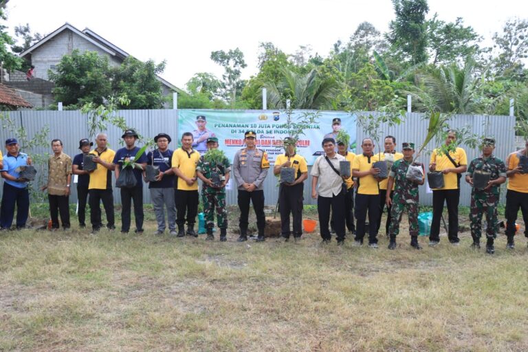 Penanaman Pohon Serentak Polres Blitar Kota Pilih Lokasi di Lahan milik Polri Kecamatan Ponggok