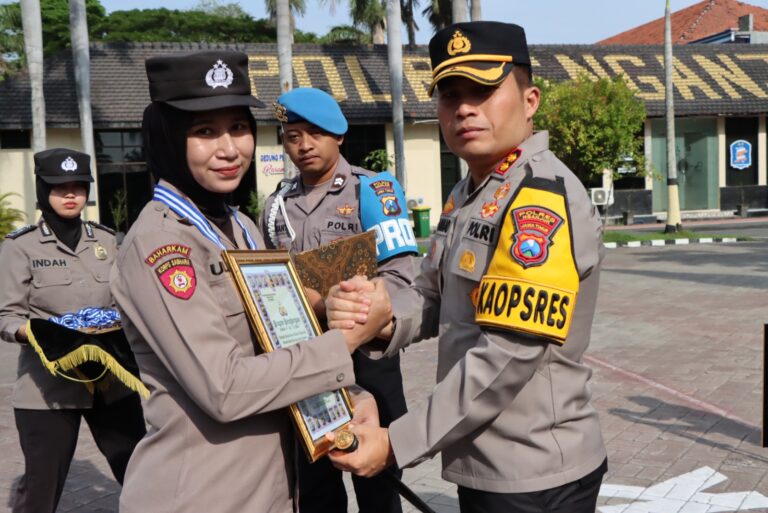 Kapolres Nganjuk Apresiasi Prestasi 23 Anggota Polri dengan Piagam Penghargaan