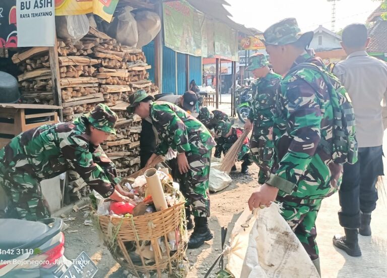 Babinsa Kodim Seluruh Kecamatan Di Bojonegoro Bersih- Bersih Lingkungan