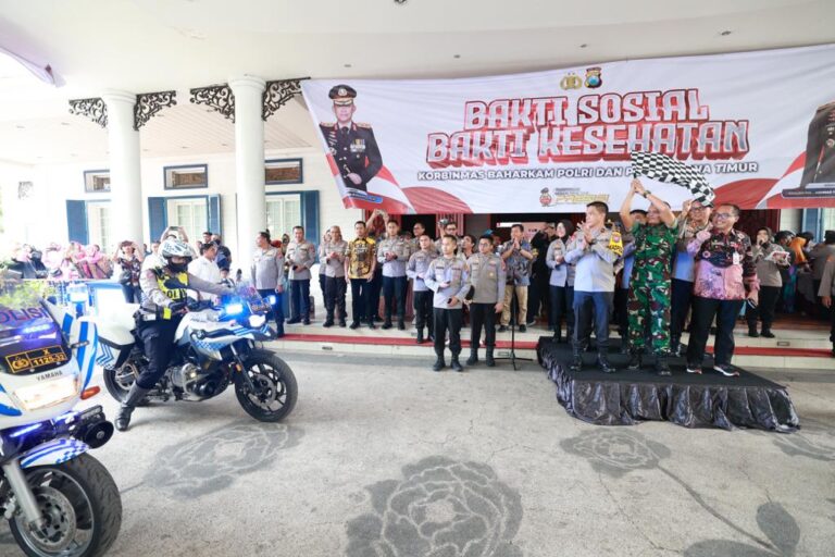 Polda Jatim Bersama Korbinmas Baharkam Polri Gelar Bakti Kesehatan dan Salurkan 15.000 Paket Sembako