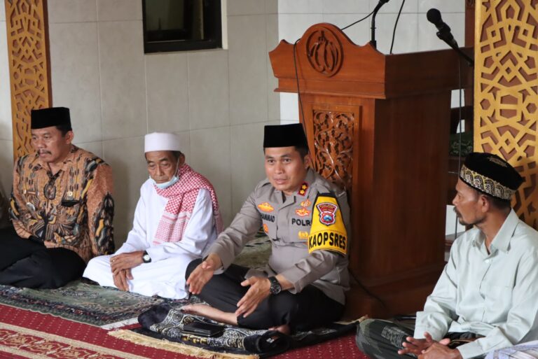 Jumat Curhat Polres Nganjuk, Kapolres Ajak Jamaah Ciptakan Suasana Pemilu 2024 yang Damai