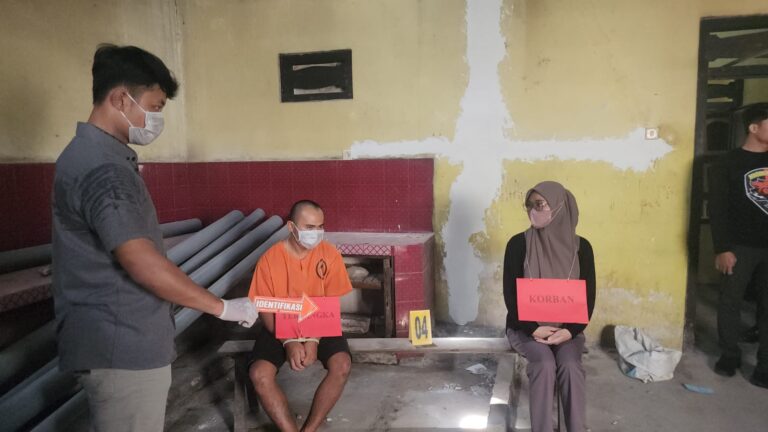 Polres Blitar Kota Gelar Rekonstruksi Kasus Suami Cor Mayat Istri di Ponggok Blitar