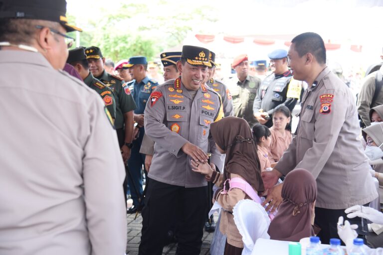 Kapolri dan Panglima TNI Berikan Bantuan Kesehatan Gratis di Maluku