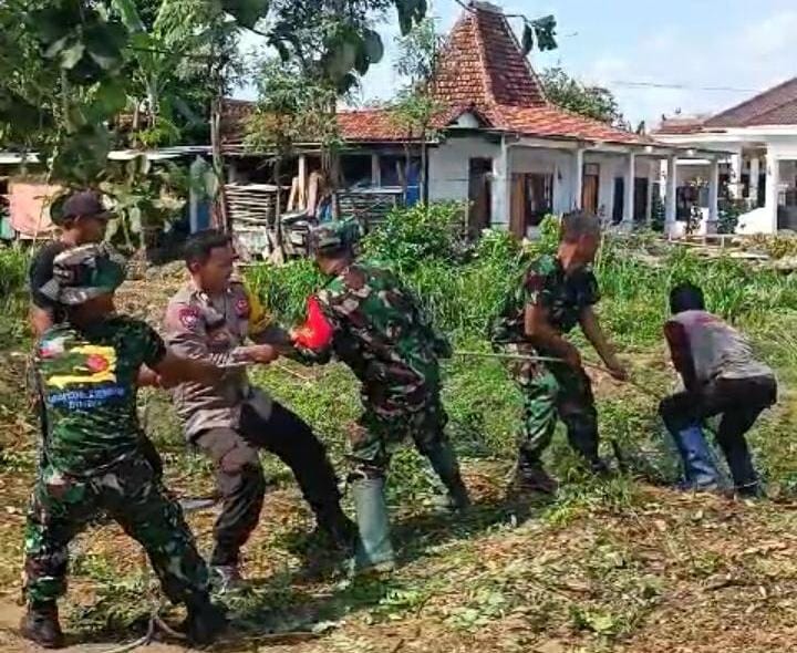 Cegah Banjir Polisi dan TNI Bersama Warga Bersihkan Jalur Sungai di Ponorogo