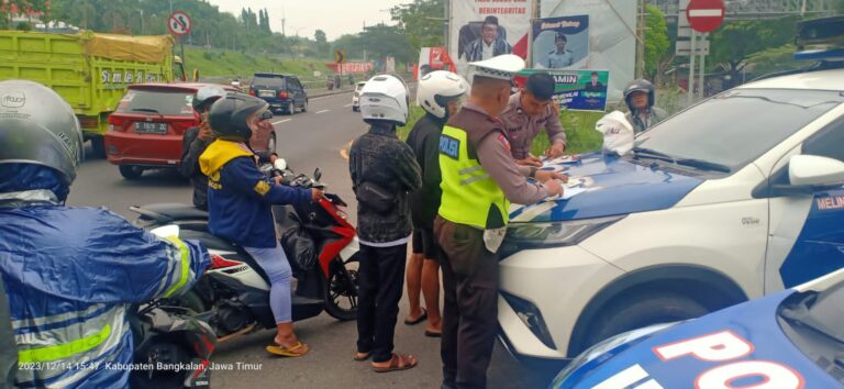 Tertibkan Pengendara Polres Bangkalan Lakukan Tilang Manual 