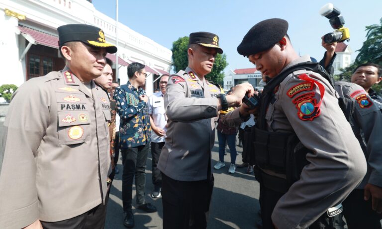 Kapolda Jatim Serahkan 50 Bodycam Kepada Anggota Polrestabes Surabaya