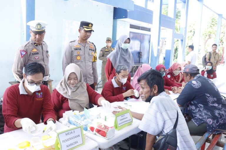 Jelang Nataru, Polres Situbondo Bersama Dishub Tes Urine Sopir dan Cek Kelaikan Kendaraan Umum