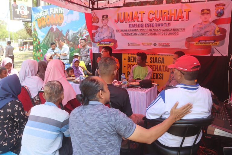 Hari Ibu, Polres Probolinggo Gelar Jumat Curhat Bersama Emak – emak Pedagang di Pantai Bentar