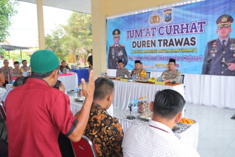 Polres Mojokerto Peduli, Berbagi Sembako di Jum’at Curhat