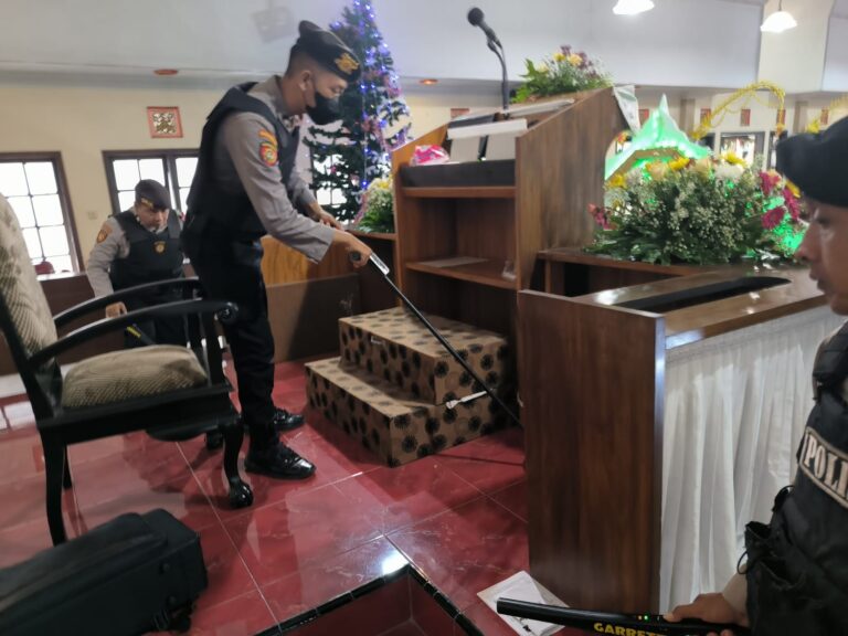 Jelang Perayaan Natal, Polres Blitar Kota Lakukan Sterilisasi Gereja