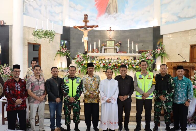 Misa Natal, Kapolres Bersama Pj.Bupati Serta Unsur forkopimda Magetan Sambangi Sejumlah Gereja