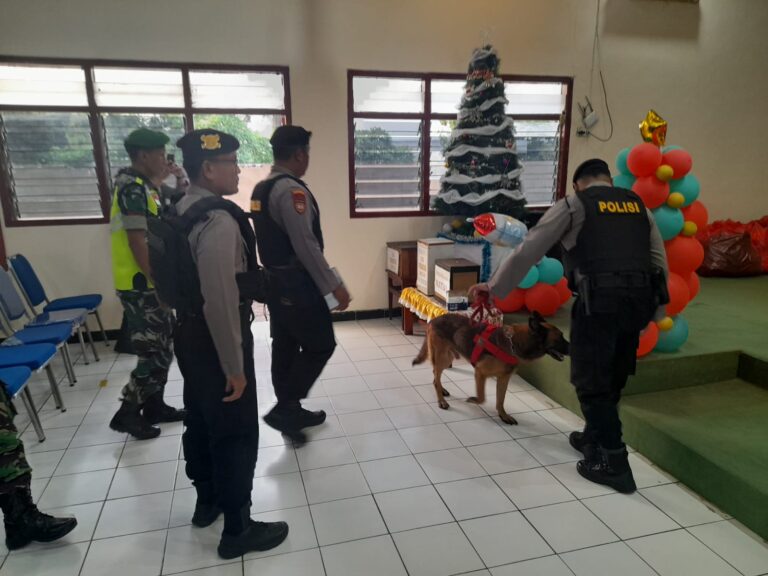 Anjing Pelacak K9 Polres Mojokerto Sterilisasi di Gereja Pastikan Rasa Aman Jemaat