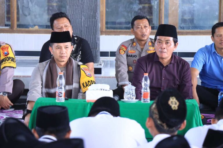 Kapolres Bojonegoro Sowan Ke KH Anwar Zahid