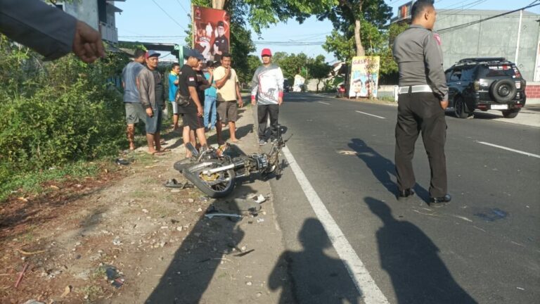 Seorang Pengendara Motor Alami  Luka Luka  Tertabrak Mobil di Jalan Mahakam Blitar