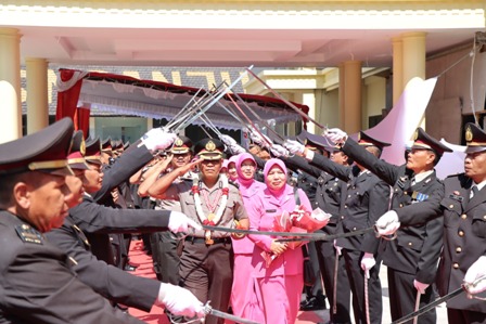 Barisan Pedang Pora Iringi Wisuda Purna Bakti 38 Anggota Polri dan ASN Polres Nganjuk