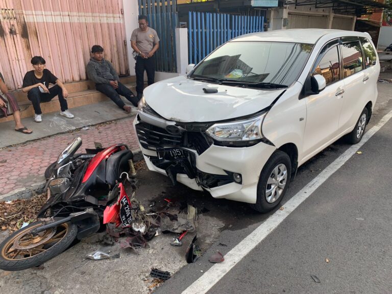 Unit Laka Polres Blitar Kota Datangi TKP Pemuda Tabrak Mobil Parkir Pinggir Jalan