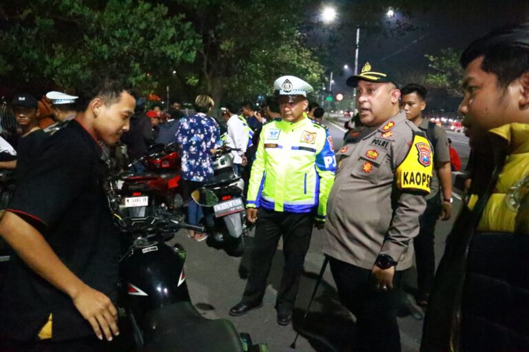 Malam Pergantian Tahun Polres Pelabuhan Tanjungperak Tindak Puluhan Knalpot Brong di Suramadu